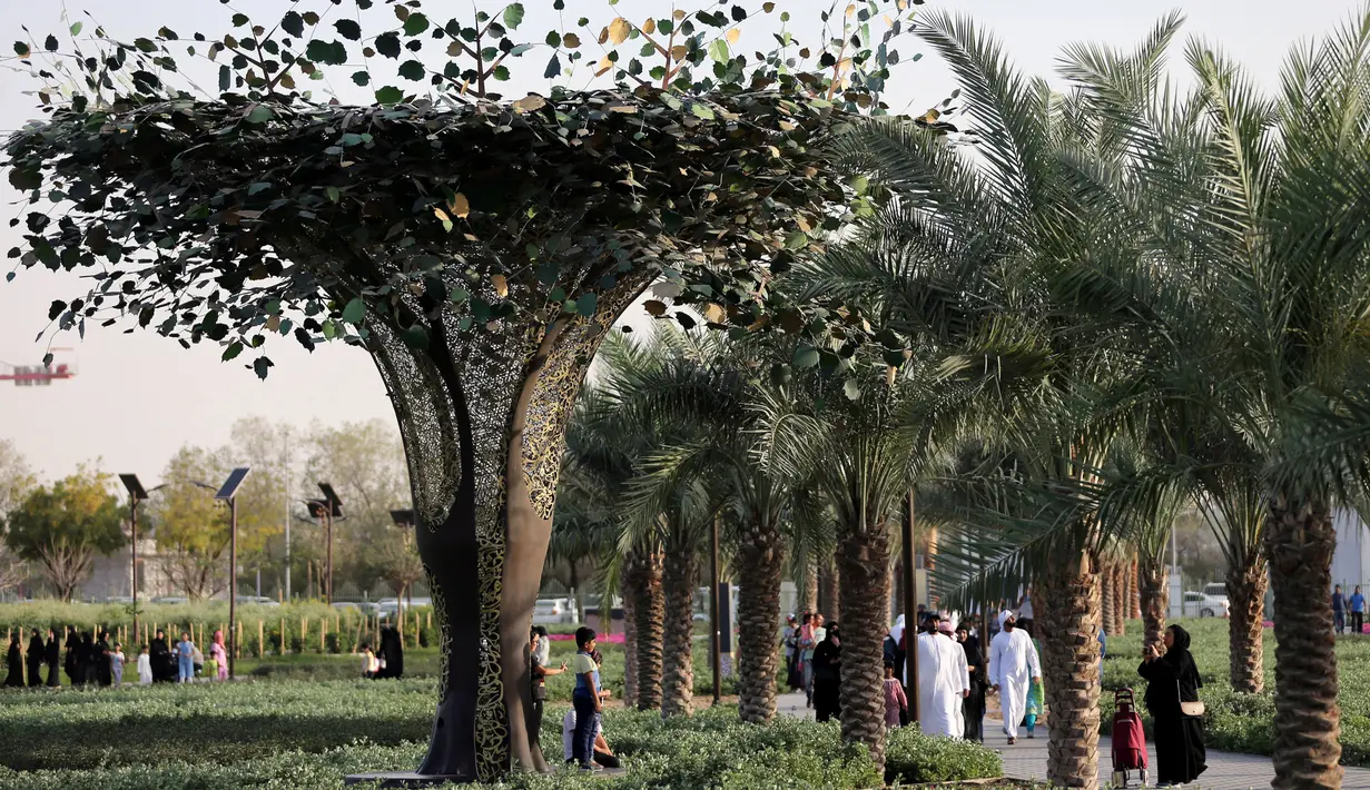 Pohon panel surya terlihat di Quranic Park, Dubai,Uni Emirat Arab, 6 April 2019. Quranic Park merupakan taman Alquran pertama di dunia. (REUTERS/Satish Kumar)
