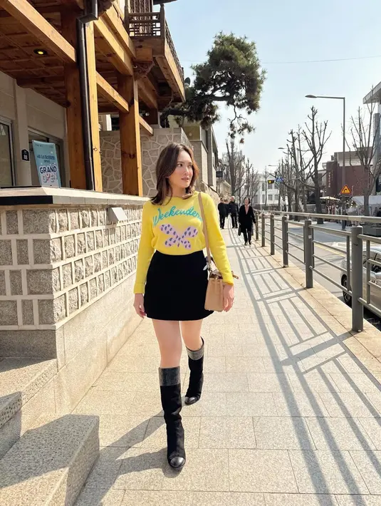Seperti saat Shandy tampil dengan busana earth tone. Memadukan long sleeve kuning dan rok mini hitam [@shandyaulia]