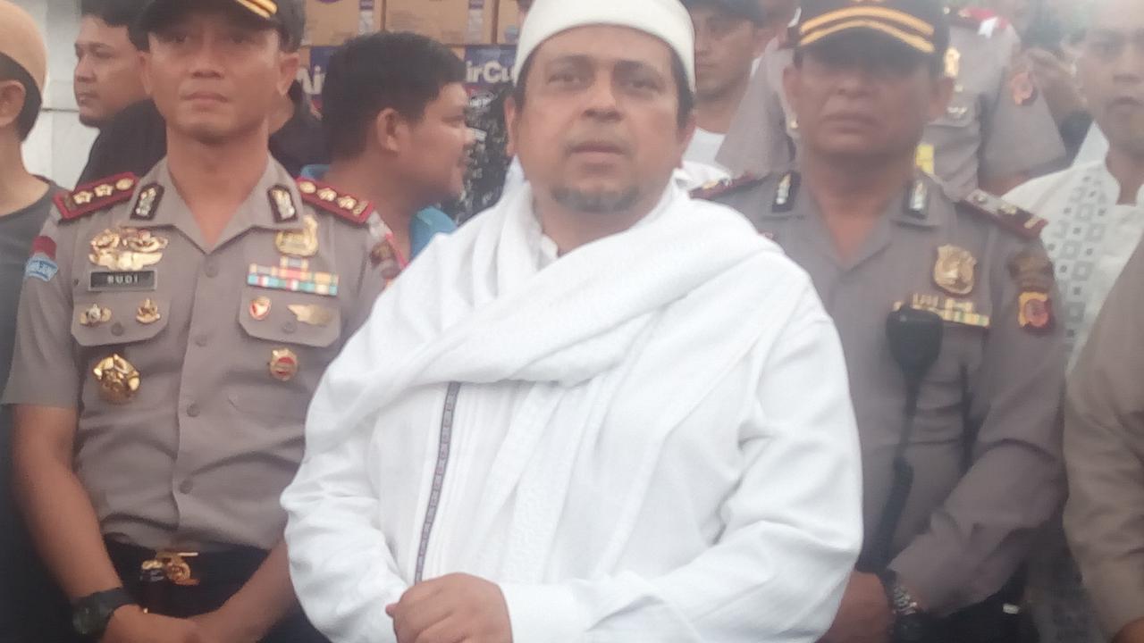 Orator Aliansi Umat Islam Bela Tauhid Ustad Haikal Hassan di tengah-tengah massa di Garut