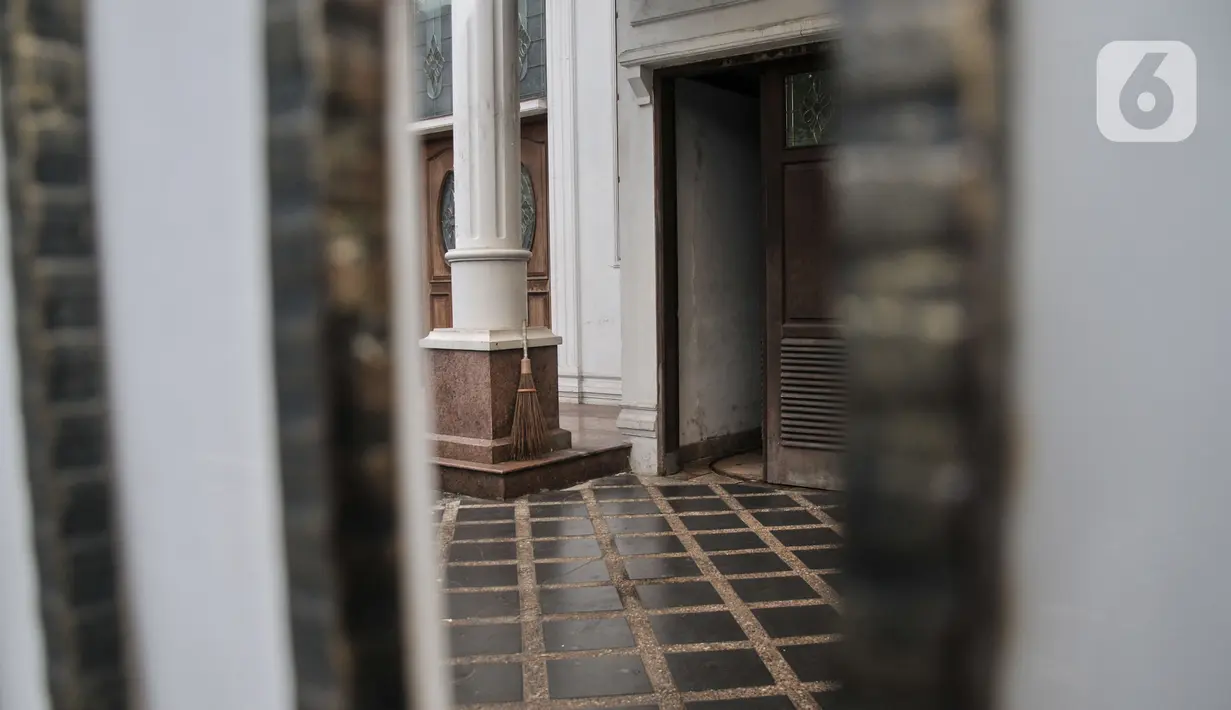 Direktorat Tindak Pidana Umum Bareskrim Polri menggerebek sebuah rumah mewah di kawasan Duren Sawit, Jakarta Timur. (merdeka.com/Iqbal S Nugroho)
