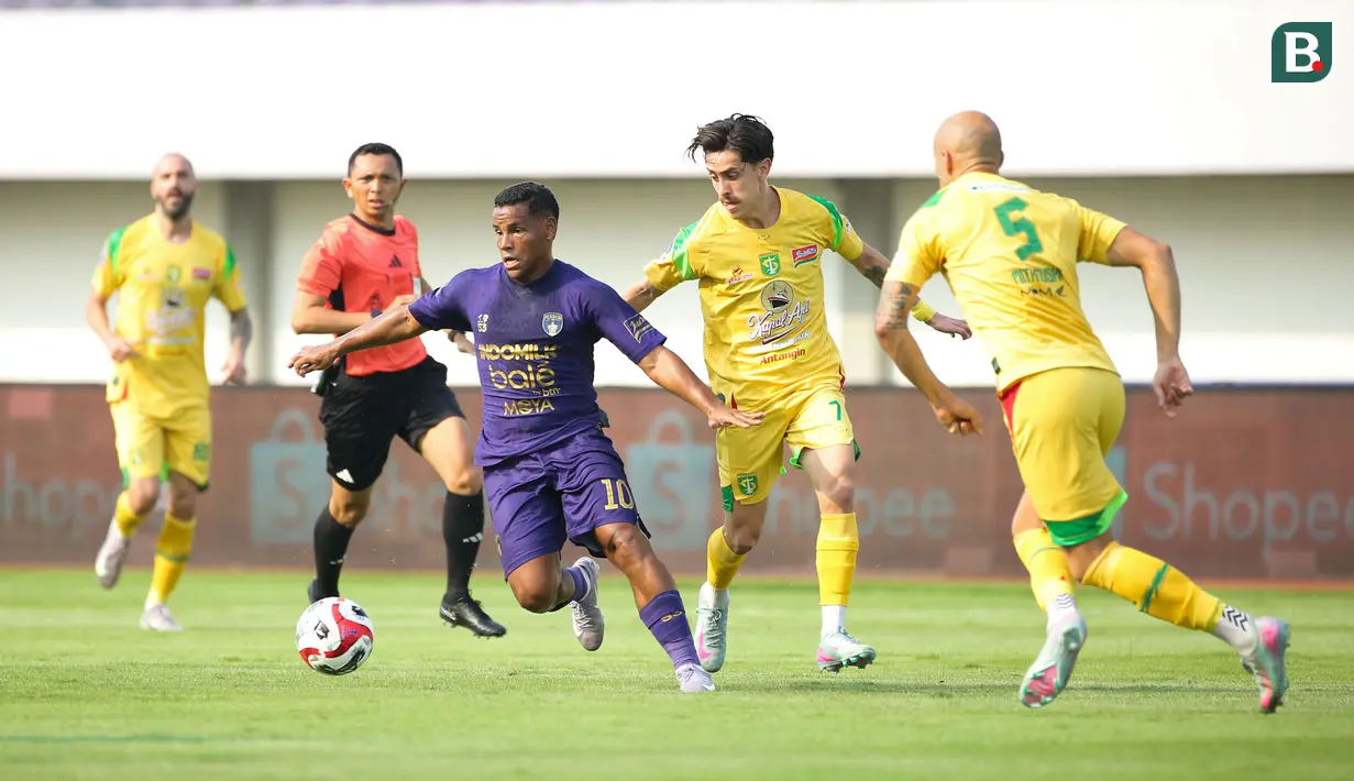 Ini adalah kekalahan kedua bagi Persita Tangerang. Pada pekan pertama yang lalu, Eber Bessa dkk. juga keok di kandang Persija Jakarta dengan skor 0-4. (Bola.com/Abdul Aziz)