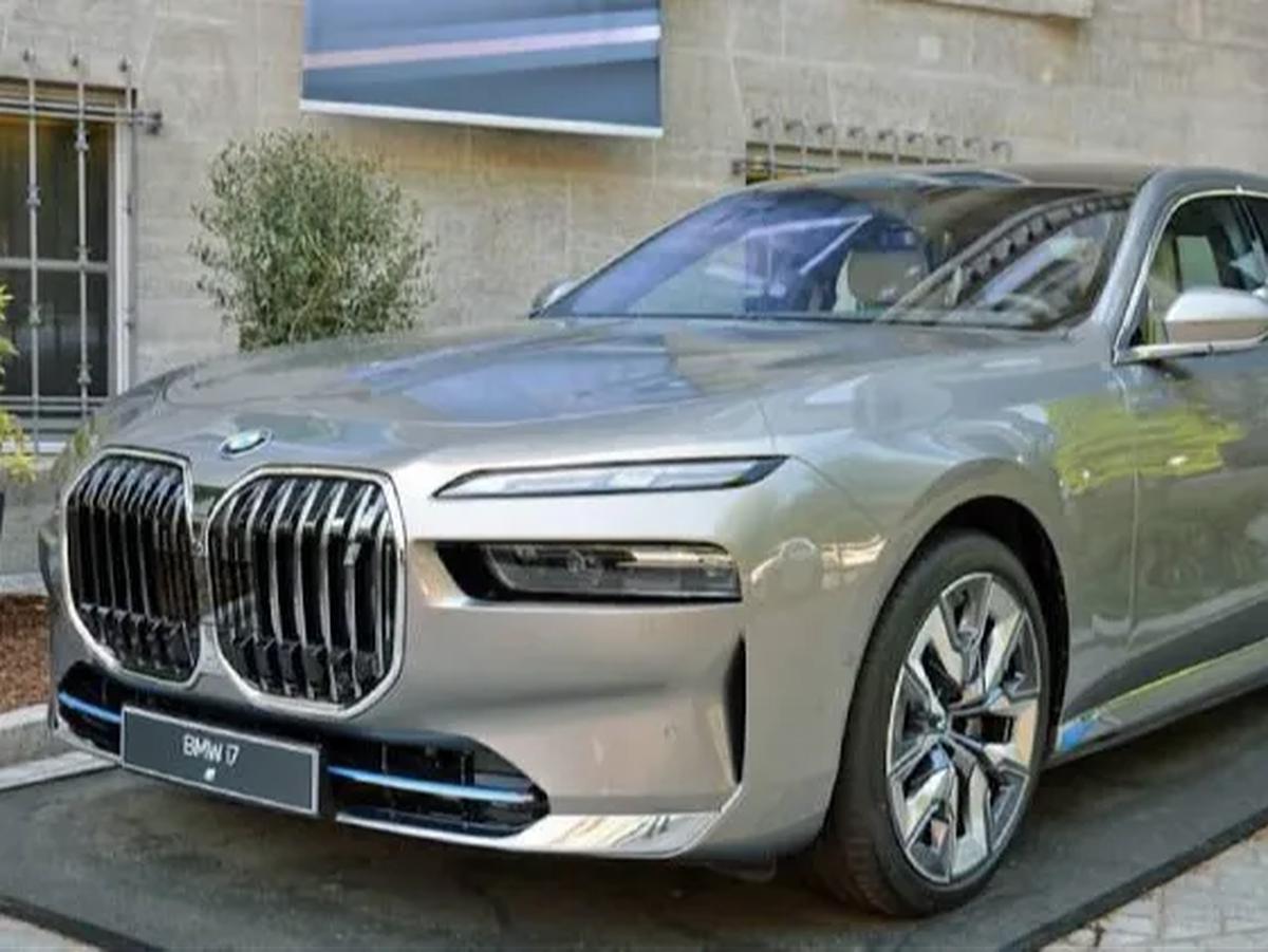 8. BMW i7