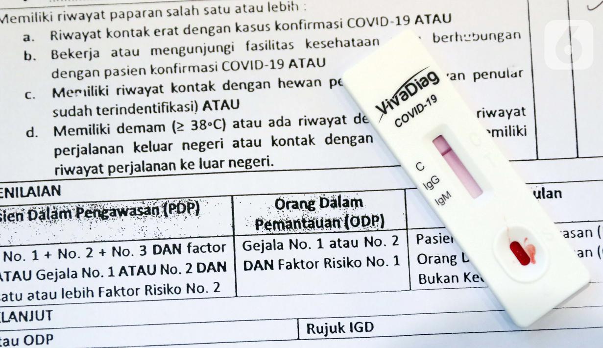 Alat Rapid Test COVID-19 usai digunakan di DPP Partai Golkar, Jakarta, Rabu (8/4/2020). Hasil akan memperlihatkan adanya IgG atau IgM dalam darah. Jika ada, maka hasil dinyatakan positif. Namun, hasil tersebut bukanlah diagnosis yang menggambarkan infeksi Covid-19. (Liputan6.com/Helmi Fithriansyah)