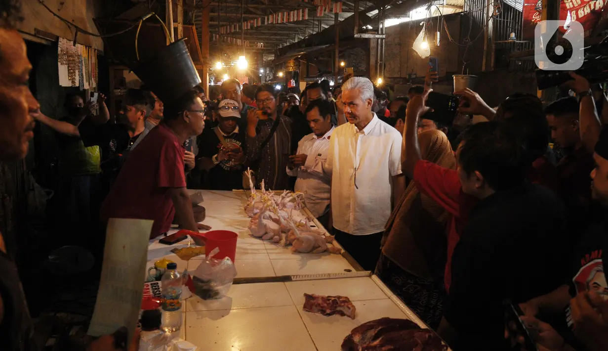 Bakal Calon Presiden PDI Perjuangan Ganjar Pranowo berbincang dengan pedagang saat mengunjungi Pasar Warakas, Tanjung Priok, Jakarta Sabtu (24/6/2023). (merdeka.com/imam buhori)