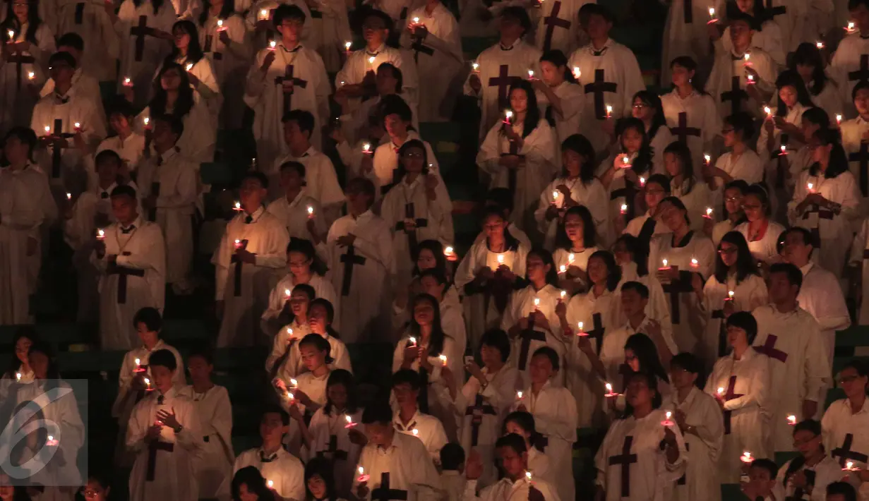 Ribuan umat Kristiani menyalakan lilin saat mengikuti perayaan Natal Gereja Tiberias di GBK, Jakarat, (5/12). Perayaan Natal mengambil tema"Semua yang menerimanya, Diberinya kuasa untuk menjadi anak-anak Allah (Yohanes 1:12)".(Liputan6.com/Angga Yuniar)