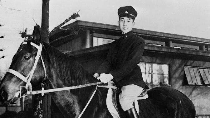 Putra Mahkota Akihito berpose menunggang kuda di lokasi yang tidak diketahui pada tahun 50-an. Akihito secara sukarela mengundurkan dari sebagai Kaisar Jepang karena masalah kesehatan. (AFP)