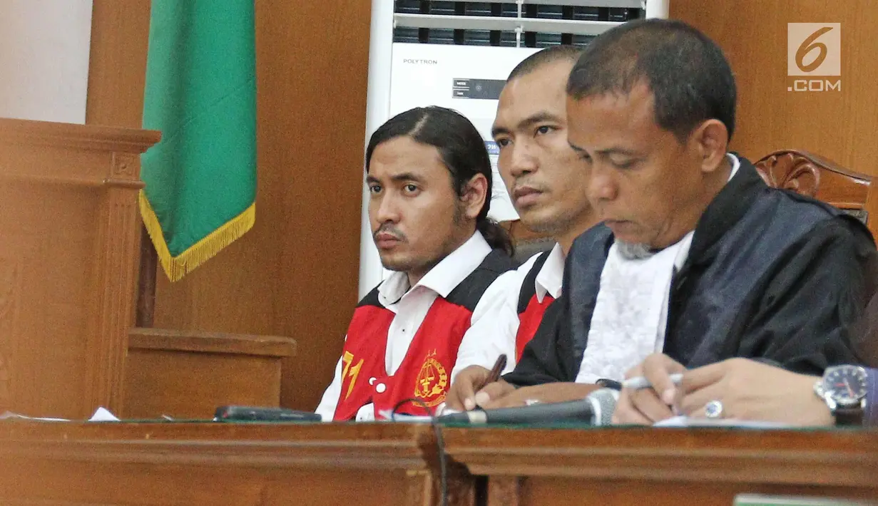 Ekspresi Marcello Tahitoe atau Ello saat menjalani sidang lanjutan di PN Jakarta Selatan, Selasa (31/10). Ello dan rekannya Diego menjalani sidang  kasus penyalahgunaan narkoba dengan agenda saksi dari pihak JPU. (Liputan6.com/Herman Zakharia)