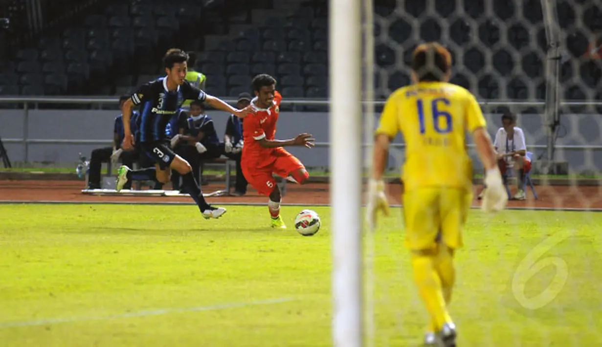 Gelandang Persija, Alfin Tuasalamony (tengah) berusaha lolos dari kawalan Takaharu Nishino (Gamba Osaka) saat berlaga di Stadion GBK Jakarta, Sabtu (24/1/2015). Persija kalah 0-4 dari Gamba Osaka. (Liputan6.com/Helmi Fithriansyah)