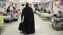 Pria berkostum Batman mendatangi salah satu ruang di RS Anak 'Sor Maria Ludovica' di La Plata, Buenos Aires, Argentina, Jumat (2/6). Kehadiran Batman ini menjadi hiburan bagi anak-anak di rumah sakit tersebut. (AFP FOTO / Eitan ABRAMOVICH)