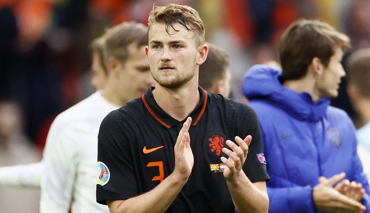 Akibat kartu merah Matthijs de Ligt di babak 16 besar Euro 2020 ketika melawan Republik Ceska, Belanda harus mengalami kekalahan karena kekurangan pemain. Pemain yang diharapkan akan bersinar di turnamen ini malah harus pulang duluan bersama Belanda. (Foto: AFP/Pool/Koen van Weel)