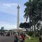 Sinar terik matahari tidak menghalangi masyarakat untuk datang berwisata ke Monas, Jakarta Pusat. (Liputan6.com/Rifqy Alief Abiyya)