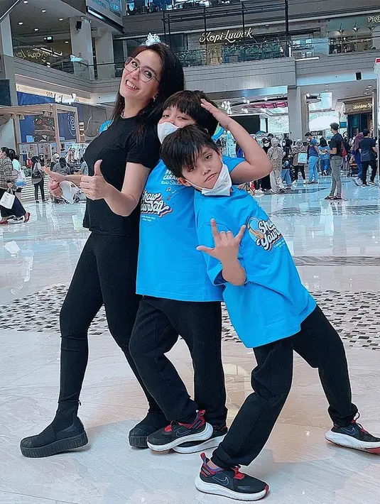 <p>Tiga laki-laki tersebut yang selalu mengucapkan cinta padanya. Ia juga mengucapkan terima kasih kepada anak-anaknya yang membuatnya percaya diri menjalani hidup. [Instagram/riekediahp]</p>