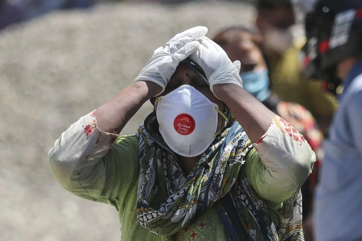 Seorang wanita di India yang keluarganya meninggal akibat COVID-19, Minggu (25/4/2021).