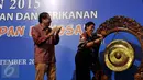 Menteri Susi Pudjiastuti didampingi Menko Maritim dan Sumber Daya Rizal Ramli memukul gong sebagai tanda dibukanya Rapat Koordinasi Nasional Tahun 2015 Kementerian Kelautan dan Perikanan (KKP) di Jakarta, Kamis (10/9). (Liputan6.com/Johan Tallo)
