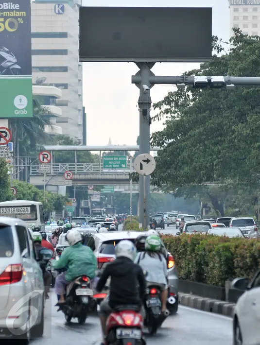 Layar ERP terpampang di Jalan HR Rasuna Said, Kuningan, Jakarta, Jumat (6/1). Pemprov DKI Jakarta akan merevisi Pergub Pengendalian Lalu Lintas dengan Jalan Berbayar Elektronik atau Electronic Road Pricing (ERP). (Liputan6.com/Yoppy Renato)