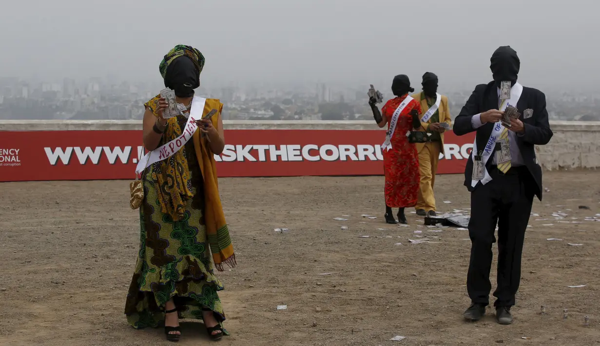 Sejumlah peserta melakukan aksi teatrikal  dalam partisipasi mengungkap korupsi di Lima,Peru, (12/11/2015).  Mereka ingin menciptakan kepada masyarakat akan kesadaran tentang korupsi. (REUTERS/Mariana Bazo)