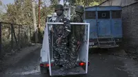 Pasukan paramiliter India berjaga di sebuah kendaraan dekat lokasi baku tembak di kota Srinagar, ibu kota musim panas Kashmir yang dikuasai India, pada 12 Oktober 2020. Dua militan tewas dalam baku tembak dengan pasukan pemerintah di wilayah Kashmir yang dikuasai India. (Xinhua/Javed Dar)