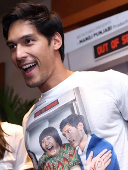 "Dari aku pindah ke sini. Kan ibu mau aku kenal sama semua orang," kata Richard Kyle.  (Nurwahyunan/Bintang.com)