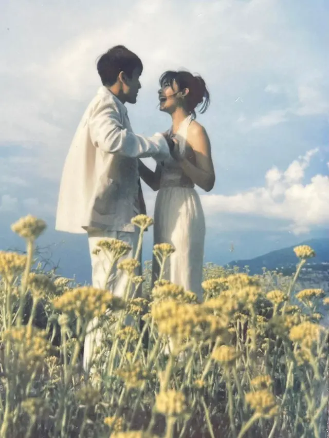 Yaya Urassaya Sperbund dilamar Nadech Kugimiya usai 12 tahun pacaran (Foto: Instagram urassayas)