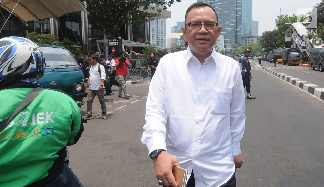Mantan Sesmenpora, Alfitra Salamm usai menjalani pemeriksaan oleh penyidik di Gedung KPK, Jakarta, Senin (23/9/2019). Alfitra Salamm diperiksa terkait suap penyaluran biaya dengan skema bantuan pemerintah melalui Kemenpora pada KONI tahun anggaran 2018.  (merdeka.com/Dwi Narwoko)