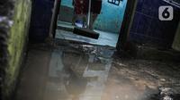 Warga membersihkan sisa-sisa lumpur akibat banjir di kawasan pemukiman padat penduduk Kebon Pala, Kampung Melayu, Jakarta, Jumat (1/12/2023). (Liputan6.com/Faizal Fanani)