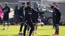 Para pemain Eintracht Frankfurt menghadiri sesi latihan jelang menghadapi Napoli pada pertandingan sepak bola babak 16 besar Liga Champions di Frankfurt, Jerman, 20 Februari 2022. Eintracht Frankfurt akan menghadapi Napoli di Waldstadion atau Deutsche Bank Park pada 22 Februari 2023 pukul 03.00 WIB. (Daniel ROLAND/AFP)