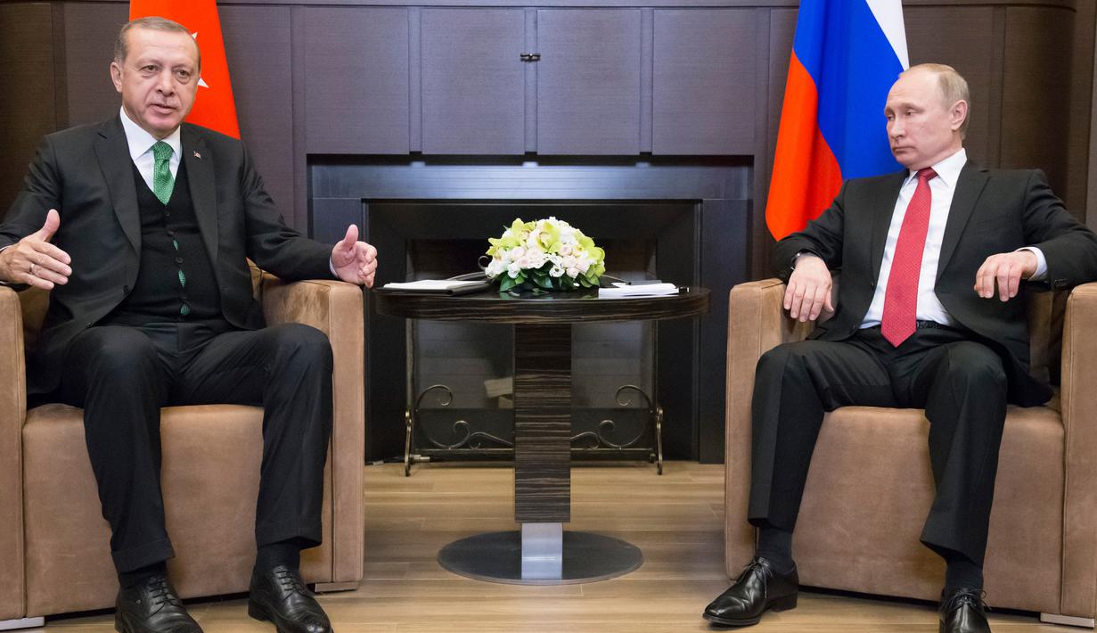 Presiden Turki  Recep Tayyip Erdogan (kiri) berharap pertemuannya dengan Putin menjadi era baru dalam penyelesaian konflik di Suriah dan Iraq, Sochi, Rusia, Rabu (3/5). (AFP PHOTO /POOL/ Alexander Zemlianichenko)