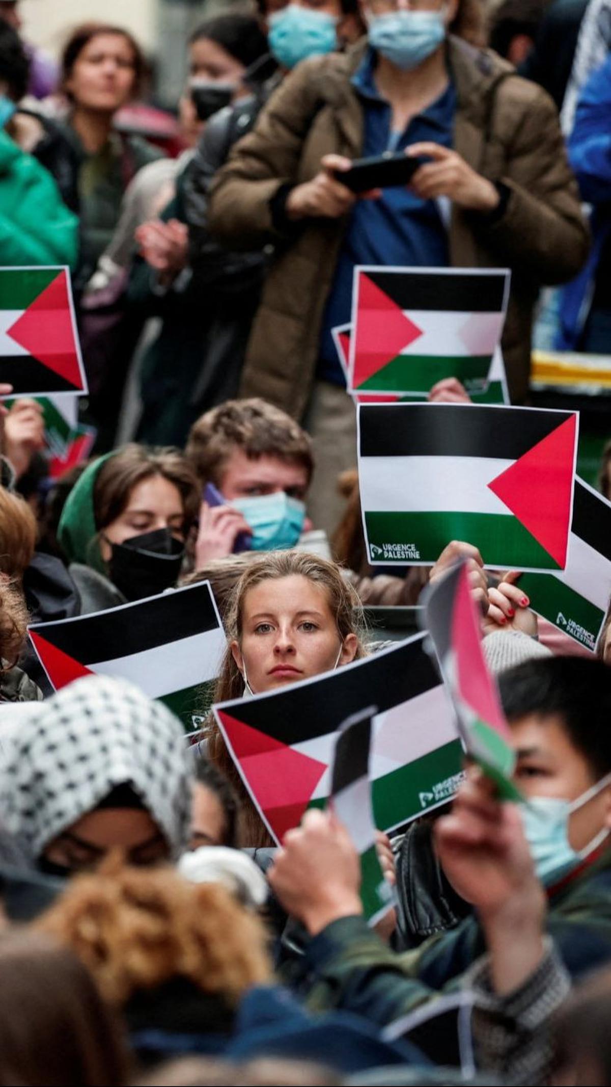 Aksi unjuk rasa pro-Palestina itu dilakukan di depan kampus mereka di Paris, Prancis.&nbsp;REUTERS/Gonzalo Fuentes