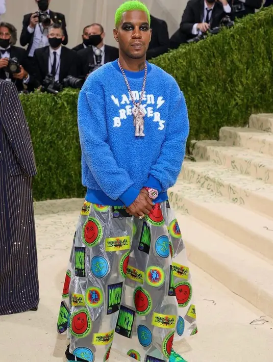 Rapper Kid Cudi tampil nyentrik dengan outfit head-to-toe dari Louis Vuitton, mulai dari sweatshirt, skirt, hingga LV sneakers. (Instagram/_metgala2021).
