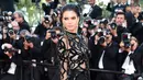 Kendall Jenner saat tiba di karpet merah premier film From The Land of the Moon pada Festival Film Cannes ke-69 di Prancis, Minggu (15/5). Dalam balutan gaun transparan, Kendall memakai underwear high waisted berwarna hitam. (Anne-CHRISTINE POUJOULAT/AFP)