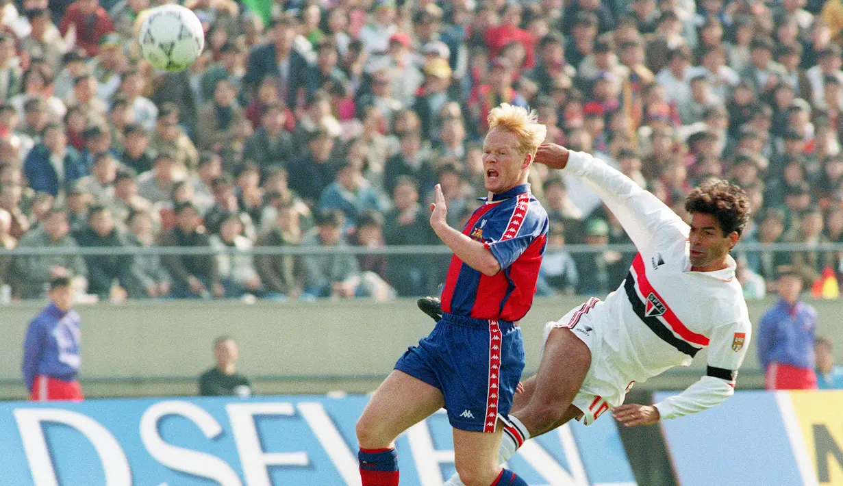 Ronald Koeman - Pelatih yang baru saja dipecat Barcelona ini tetaplah seorang legenda bagi Barca dan Timnas Belanda. Selain sukses mempersembahkan gelar juara, Koeman juga terkenal sebagai bek yang piawai membobol gawang lawan dengan torehan 253 gol di sepanjang kariernya. (AFP/Toru Yamanaka)