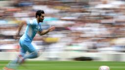 Gelandang Manchester City, Ilkay Gundogan membawa bola saat bertanding melawan Tottenham Hotspur pada pertandingan Liga Inggris di London, Minggu (15/8/2021).  Kemenangan ini mengantar Tottenham menempati peringkat ke-10 klasemen Liga Inggris musim 2021-2022. (AP Photo/Ian Walton)