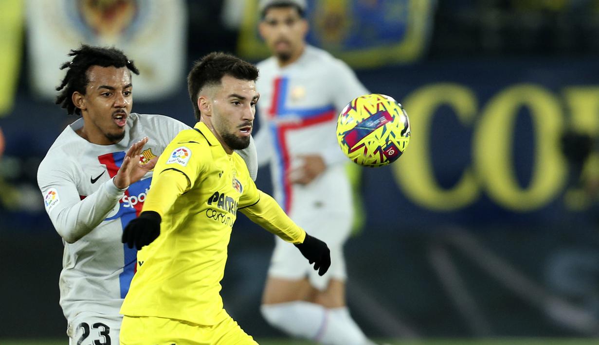 Pemain Barcelona, Jules Kounde, berebut bola dengan pemain Villarreal, Alex Baena, pada laga Liga Spanyol di Stadion Ceramica, Minggu (12/2/2023). Dengan kemenangan ini, Barcelona kini makin kokoh di pucuk klasemen dengan raihan 56 angka dari 21 laga. z(AP Photo/Alberto Saiz)