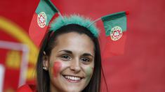 Fans Cantik Portugal tersenyum bahagia saat timnya lolos ke semifinal Piala Eropa 2016 usai kalahkan Polandia di Stade VÈlodrome, Marseille, Prancis, (01/7/2016) din hari WIB. (REUTERS/Christian Hartmann)