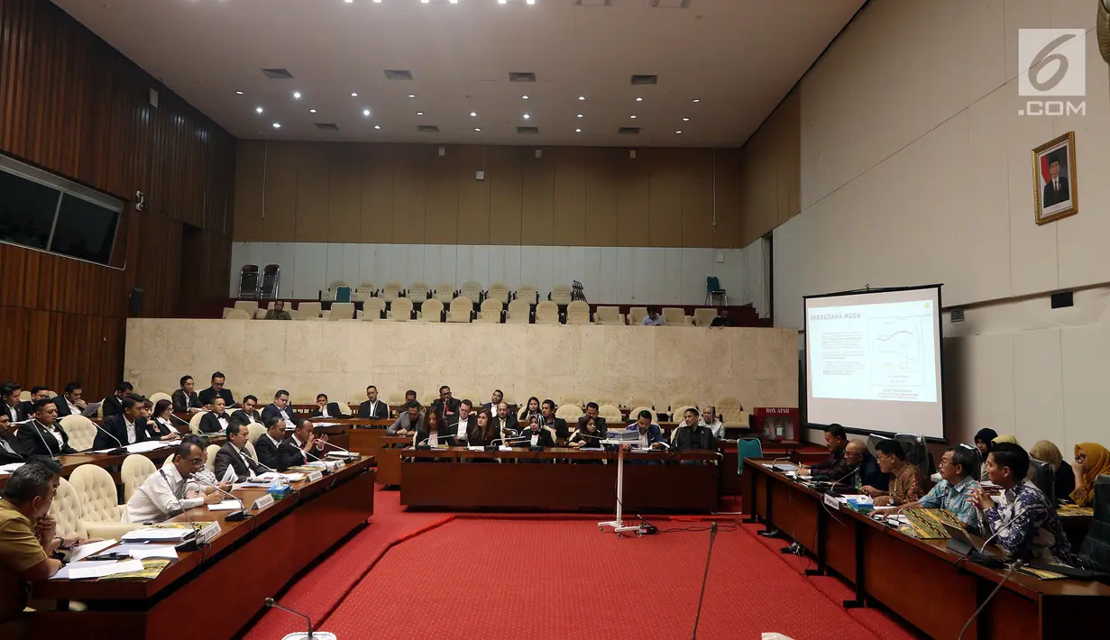 Suasana Rapat Dengar Pendapat (RDP) Pansus Kewirausahawan dengan Pengurus Pusat Himpunan Pengusaha Muda Indonesia (HIPMI) di Senayan, Jakarta (6/6). (Liputan6.com/JohanTallo)