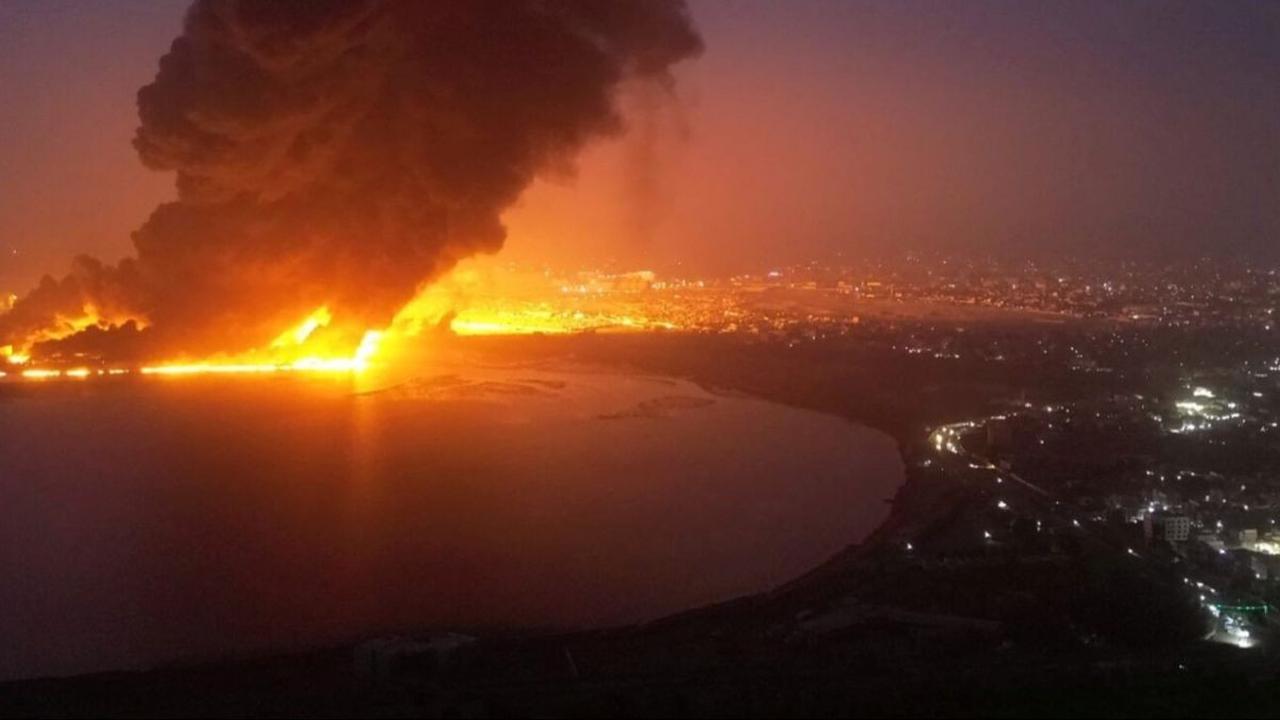 Serangan udara Israel tersebut telah menghantam kilang minyak dan infrastruktur listrik, menyebabkan kebakaran besar  di kota pelabuhan Hodeidah di Laut Merah, Yaman. Foto: Houthi Media Centre/Handout via REUTERS<br>
