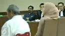 Terdakwa Andi Zulkarnaen Mallarangeng alias Choel Mallarangeng mendengarkan kesaksian dari mantan anggota DPR, Angelina Sondakh dalam sidang lanjutan kasus korupsi Hambalang di Pengadilan Tipikor Jakarta, Senin (15/5). (Liputan6.com/Helmi Afandi)