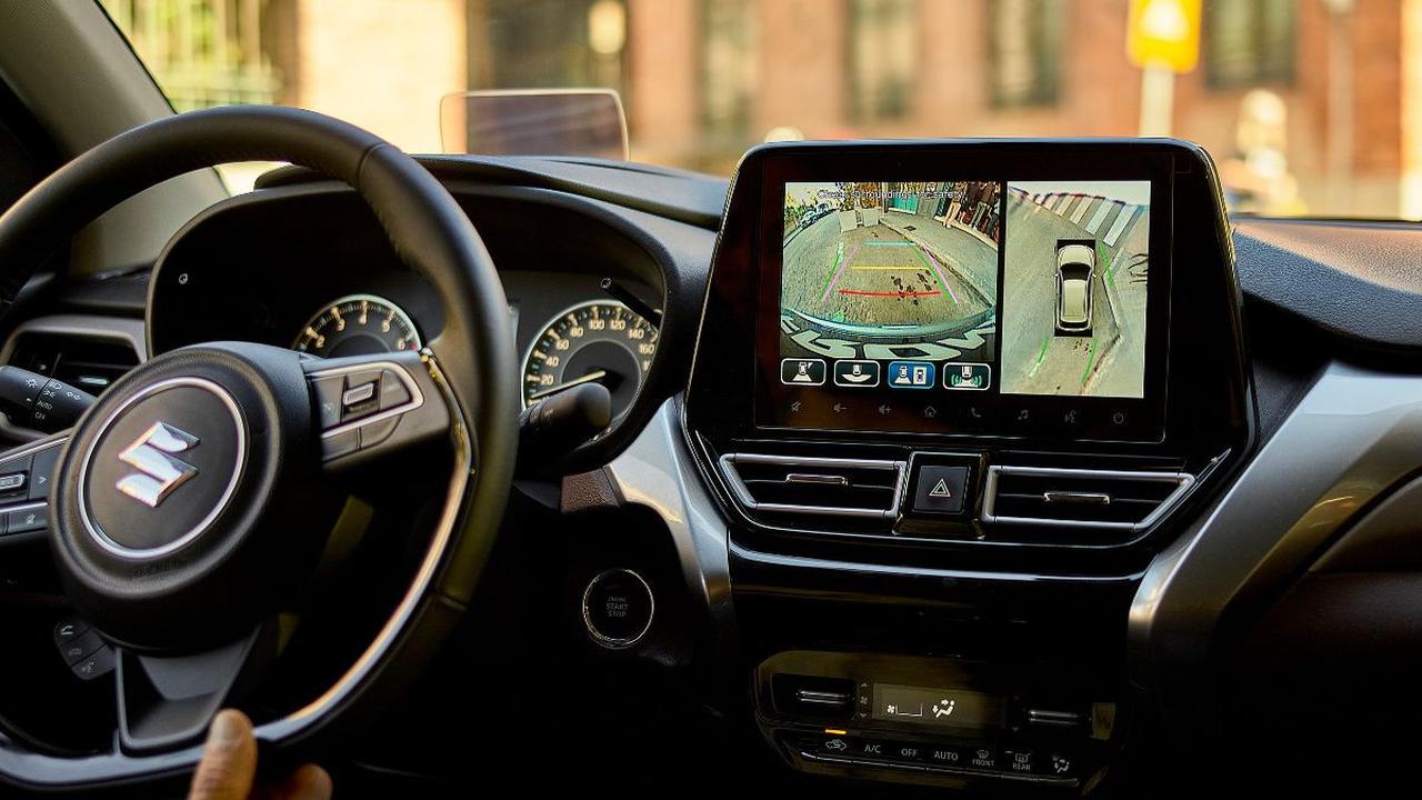 Suzuki Fronx memiliki desain interior yang serupa dengan Suzuki Baleno, dengan layar head unit 9 inci yang dapat terhubung ke Apple CarPlay dan Android Auto