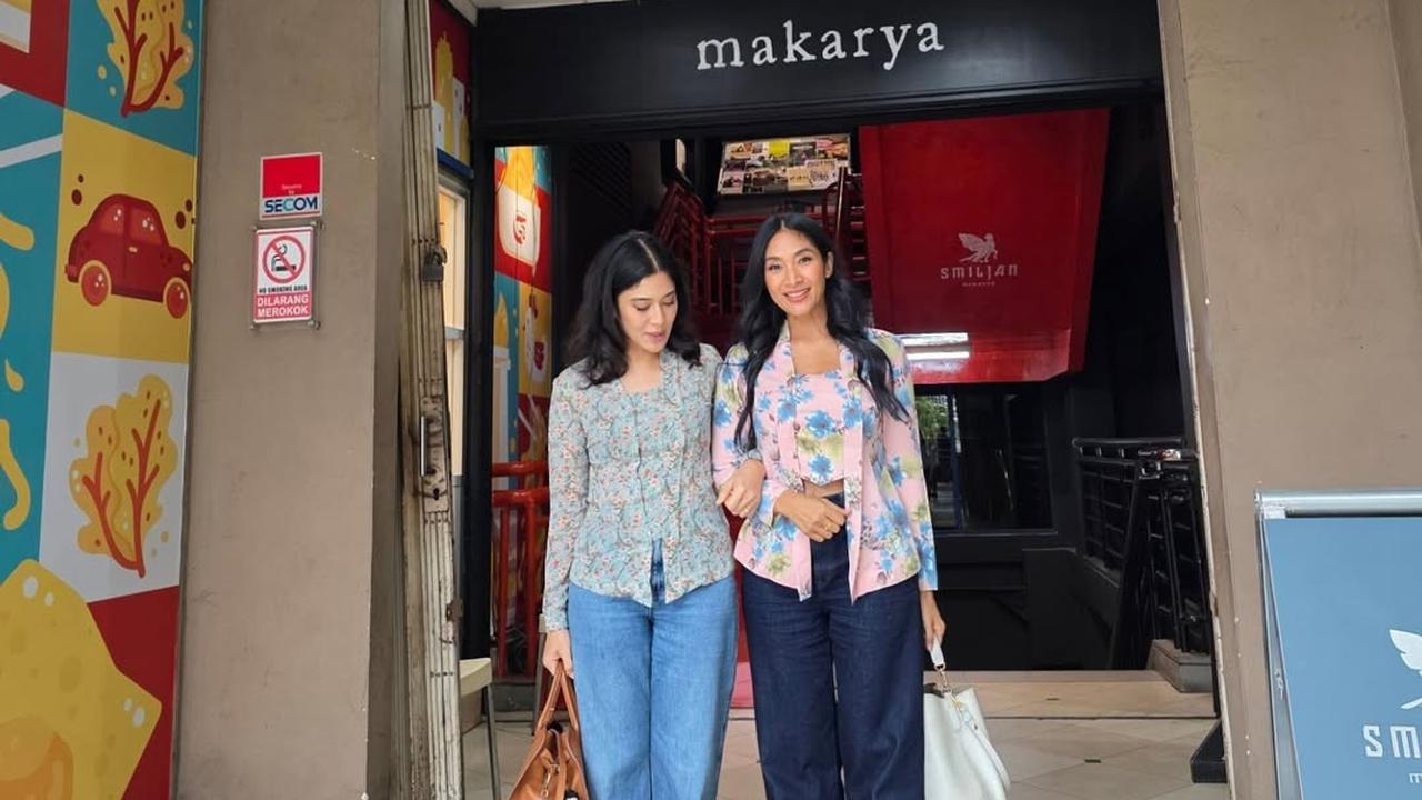 Potret Dian Sastro dan Happy Salma Jalani Book Date Berdua, Kenakan Kebaya dan Dihadiahi Puisi