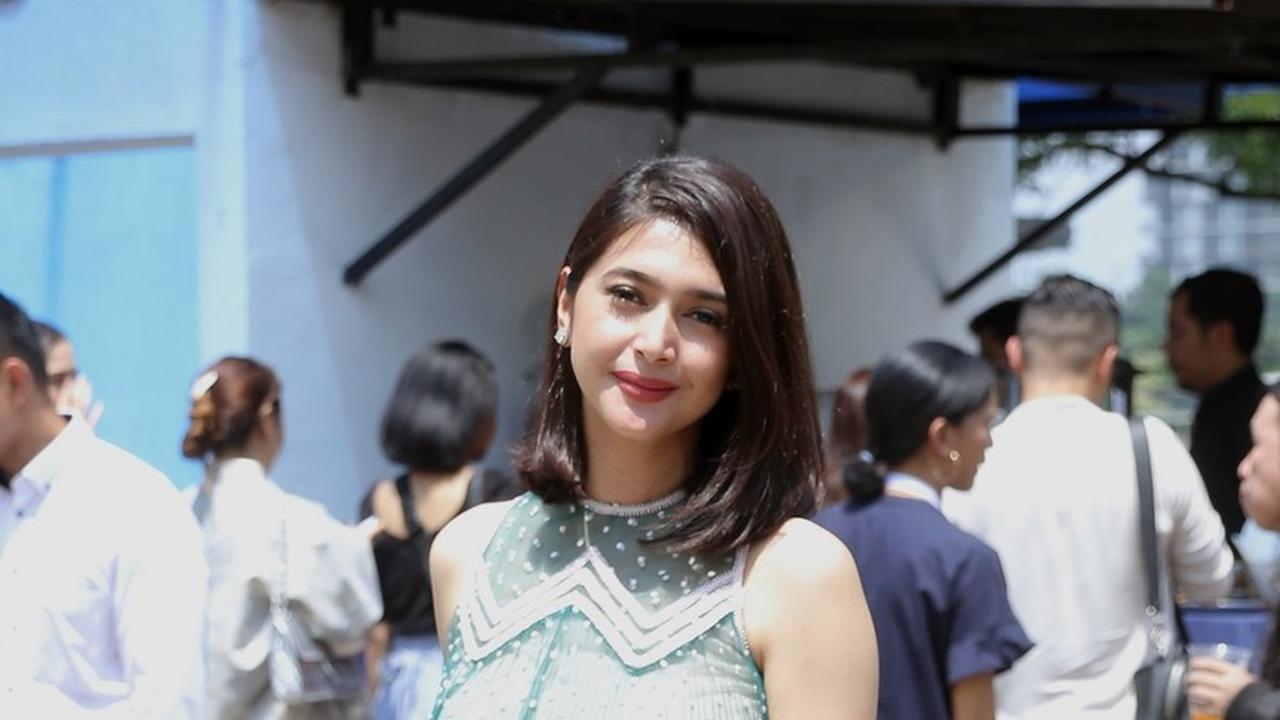 Nabila, pesona abadi dengan 2 anak, tetap rajin berkuda.
