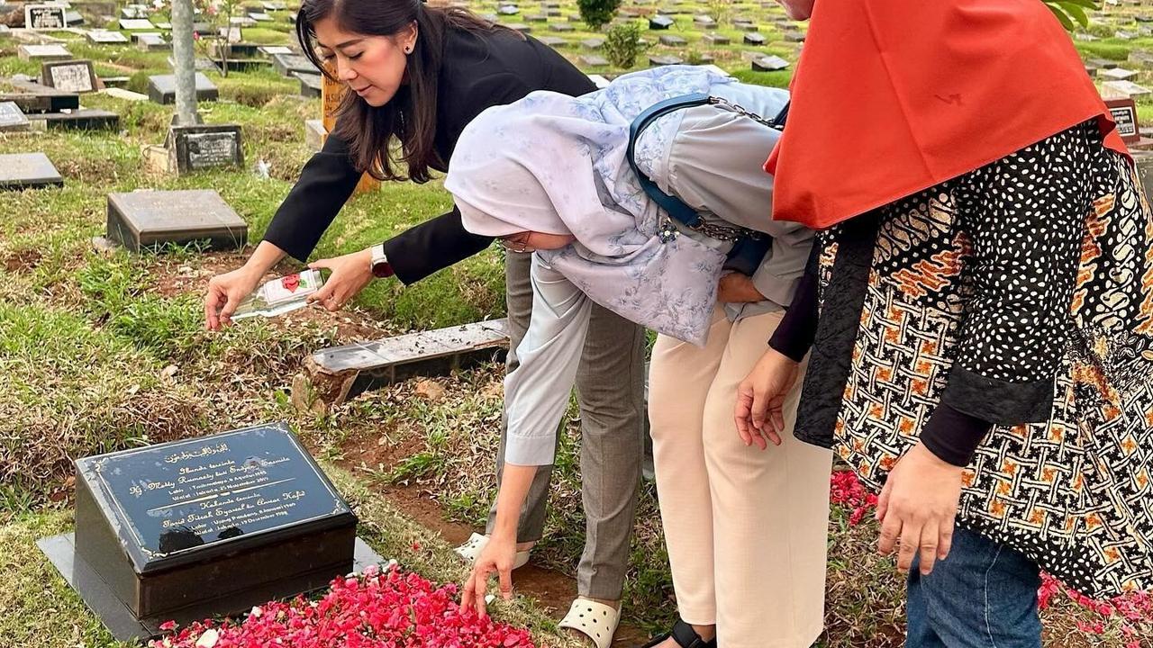 Sebelum Dilantik Jadi Menteri, Potret Meutya Hafid Ziarah Kubur Ortu 'Tetap Sehat