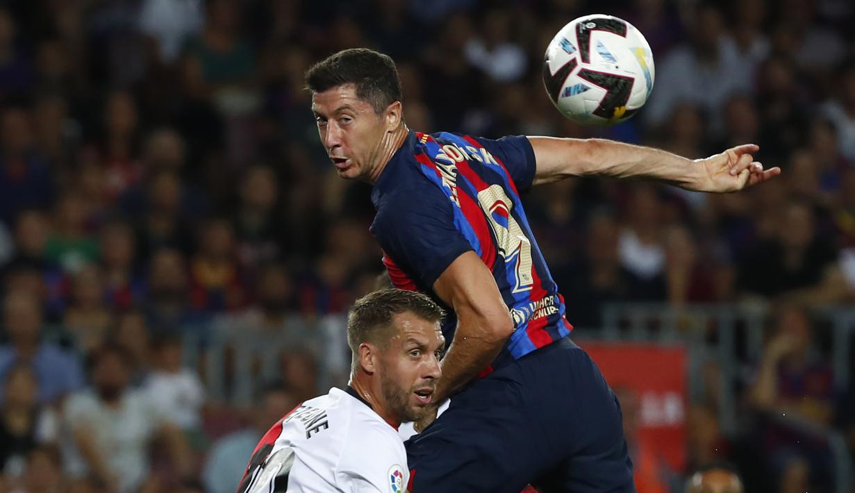 Robert Lewandowski. Striker Polandia yang baru saja bergabung dengan Bracelona di bursa ransfer musim panas 2022/2023 usai meninggalkan Bayern Munchen ini tercatat menjadi salah satu pemain uzur dengan nilai transfer termahal hingga saat ini. Di usianya yang menginjak 34 tahun Blaugrana rela merogoh kocek senilai 45 juta euro atau setara Rp668 miliar untuk mendatangkannya dari Bayern Munchen. (AP/Joan Monfort)
