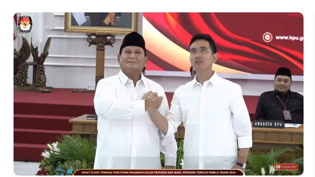 Prabowo Subianto bersama Gibran Rakabuming Raka usai menyampaikan pidato perdana setelah resmi ditetapkan Komisi Pemilihan Umum Republik Indonesia (KPU RI) sebagai Presiden dan Wakil Presiden Terpilih 2024.
