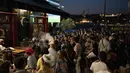 Fans tim Prancis berkumpul di sebuah bar untuk menyaksikan pertandingan grup F kejuaraan sepak bola Euro 2020 antara Prancis dan Jerman yang dimainkan di Munich, di layar televisi di Marseille, Prancis, Selasa (15/6/2021). (AP Photo/Daniel Cole)