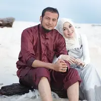 "Iya, diwajibkan selalu membuat rumah ceria dan nyaman untuk selalu inget rumah. Jadi kalo lagi jauh tuh bawaannya pengen cepet-cepet pulang," tambah Rina. (Bambang E. Ros/Bintang.com)