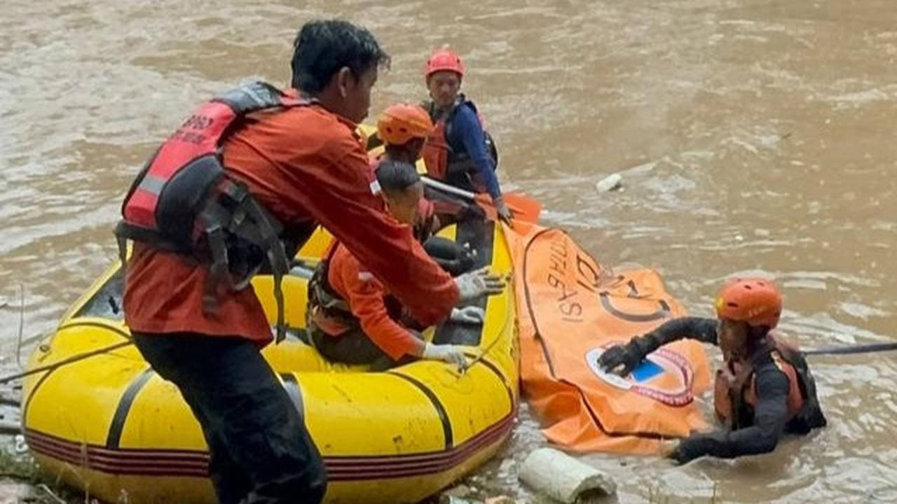 4 Hari Hilang Terbawa Arus Banjir, Jasad Warga Bekasi Ditemukan di Antara Bambu dan Sampah Sungai Cikeas