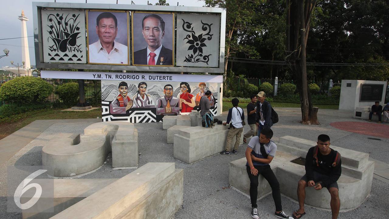 20160908- Foto Raksasa Jokowi dan Duterte Terpampang di Taman Pandang Istana-Jakarta- Immanuel Antonius