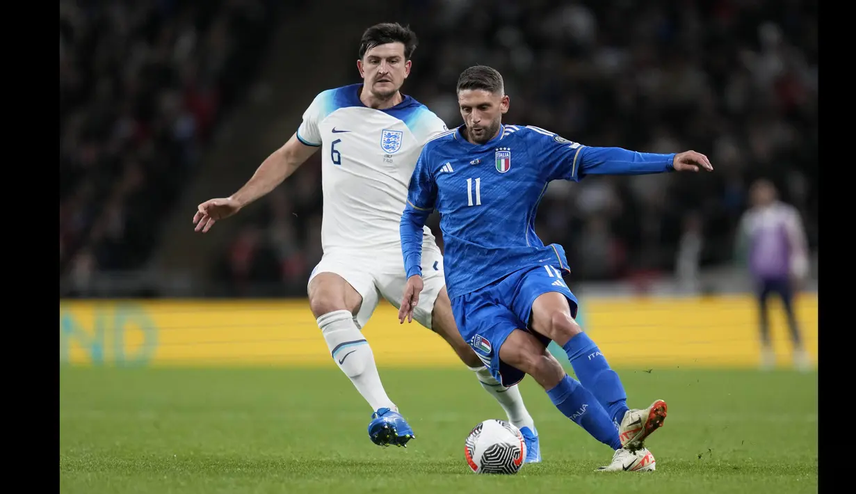 Pemain Timnas Inggris, Harry Maguire (kiri), menjaga pergerakan pemain Timnas Italia, Domenico Berardi dalam laga lanjutan Kualifikasi Euro 2024 yang digelar di Wembley, London pada Rabu (18/10/2023) dini hari WIB. (AP Photo/Kirsty Wigglesworth)