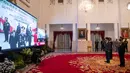 Presiden Joko Widodo (kedua kanan) didampingi Kapolri Jenderal Pol Idham Aziz (kanan) menyapa peserta upacara secara virtual dalam Peringatan Ke-74 Hari Bhayangkara Tahun 2020 di Istana Negara, Jakarta, Rabu (1/7/2020). (ANTARA FOTO/Sigid Kurniawan/POOL)