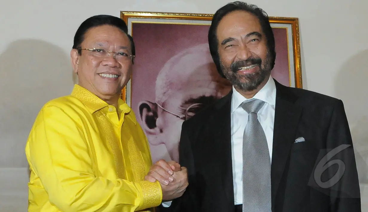 Ketua Umum DPP Partai Golkar versi Munas Ancol, Agung Laksono, bertemu dengan Ketua Umum DPP Partai Nasdem Surya Paloh di Kantor DPP Partai Nasdem di Gondangdia, Jakarta Pusat, Rabu (11/3/2015). (Liputan6.com/Herman Zakharia)